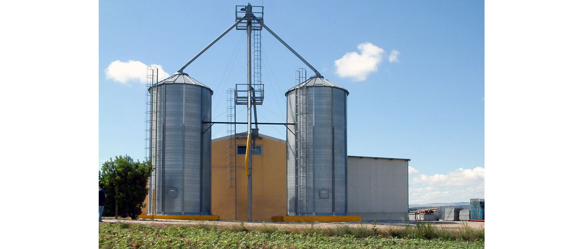 Flat base silos - smooth metal